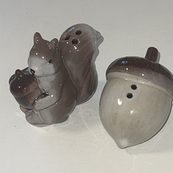 NWT- Squirrel and nut salt and pepper shakers. - Picture 3 of 4
